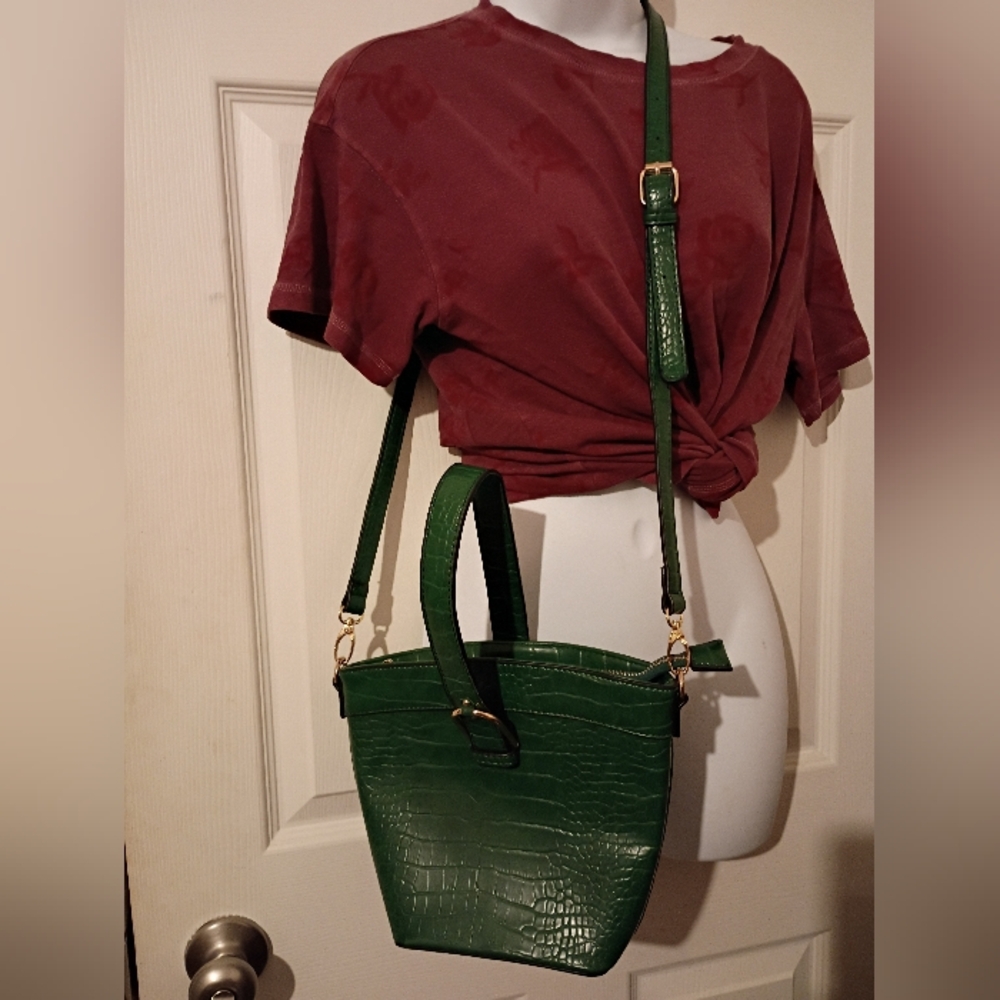 Under One Sky Green 💚 Alligator Textured Crossbody Purse